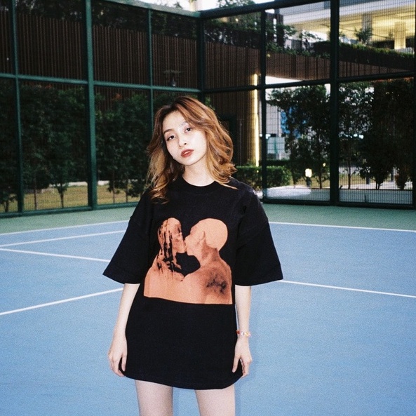 Áo Thun Đen Unisex KISS AND TELL 100% Cotton | BigBuy360 - bigbuy360.vn