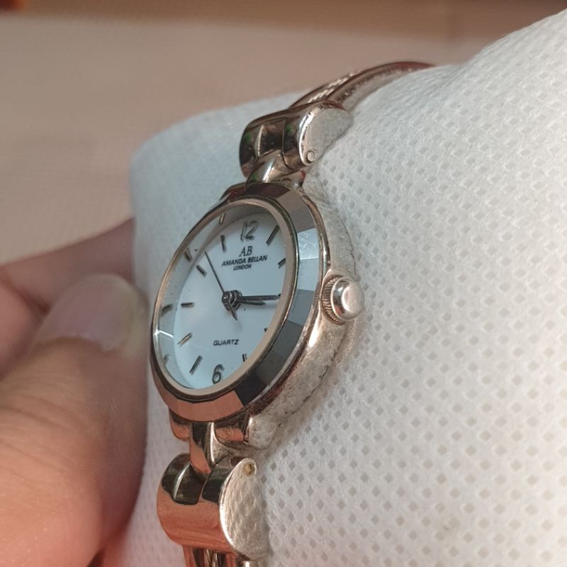 Đồng hồ nữ dạng kiềng lắc hiệu Amanda Bellan của London