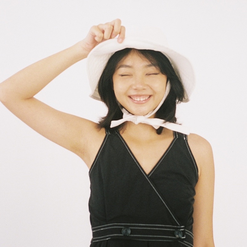 Mũ rộng vành màu trắng, có thể tháo rời dây nón, đội được 2 kiểu NEE NEE STRAP BUCKET HAT