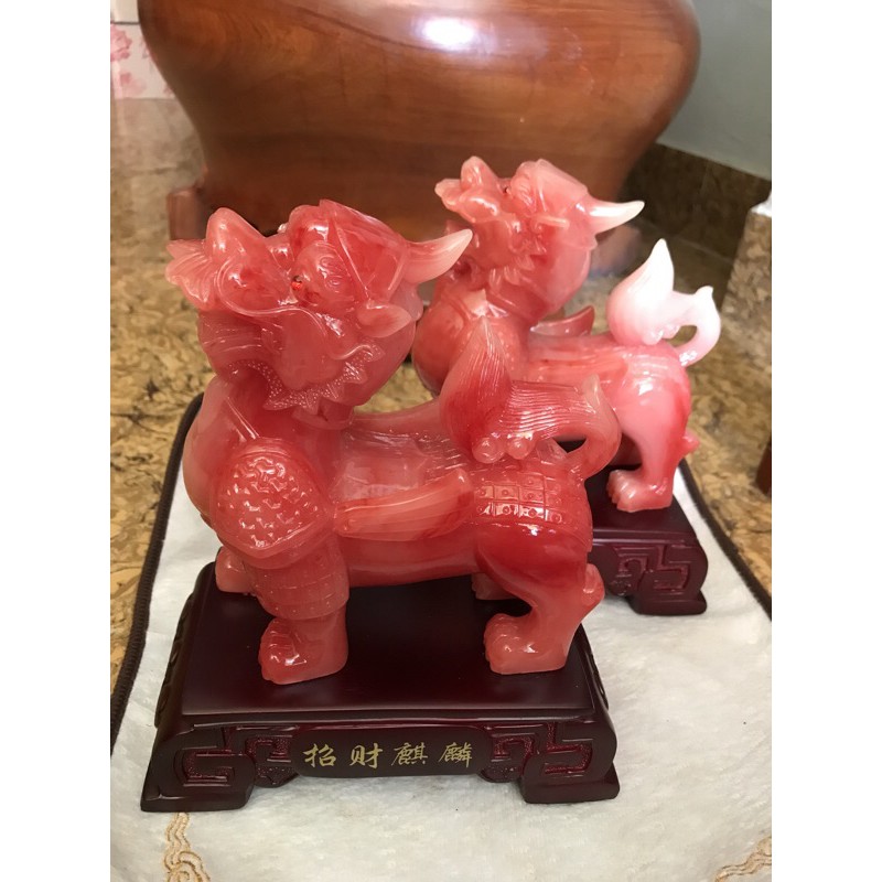 🌺🌺CẶP KỲ LÂN ĐỎ ĐẾ GỖ CAO 20Cm x Dài 17cm x Ngang 9cm ĐEM ĐẾN SỰ TỐT LÀNH mệnh HOẢ THỔ TRƯNG BÀN LÀM VIỆC,CTY 1380K Ạ