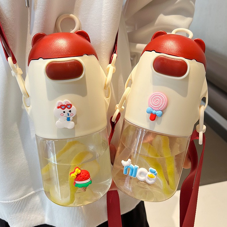 Bình nước hình hoạt hình siêu cute 650ml có dây đeo và ống hút vô cùng tiện lợi khi mang đi theo