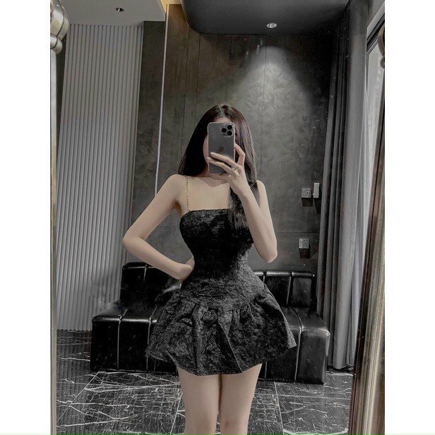 đầm gấm xòe cúp ngực dây xích
