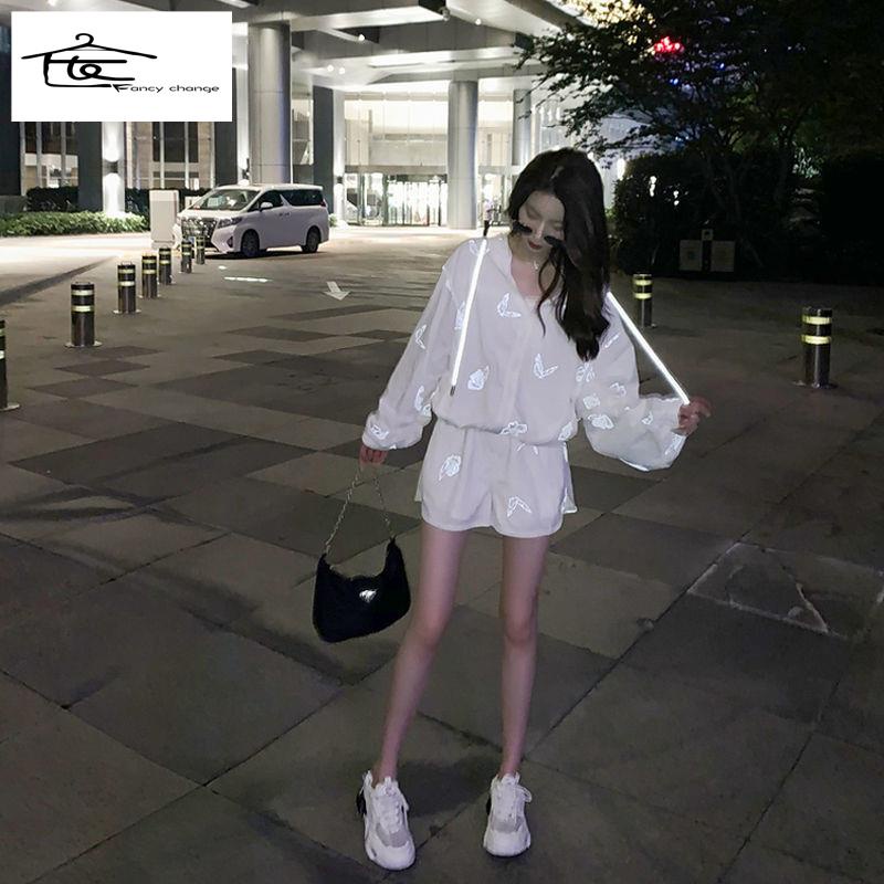 Set Áo Có Nón Và Quần Short Ống Rộng Họa Tiết Bướm Phản Quang Thời Trang Mùa Hè Cho Nữ