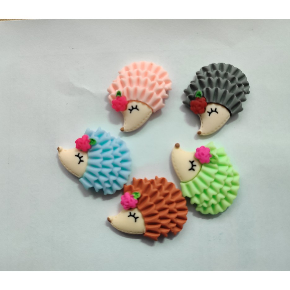 Charm nhím xinh đeo nơ hoa hồng cho các bạn trang trí vỏ ốp điện thoại, dán Jibbitz, DIY