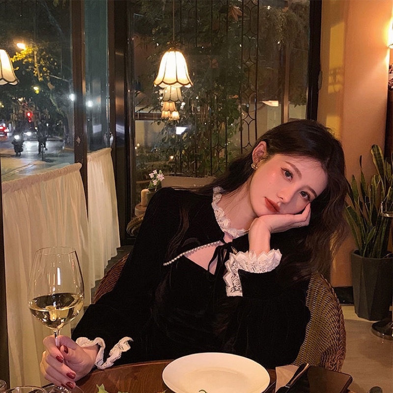 Đầm nhung đen khoét ngực dáng dài tiểu thư vintage