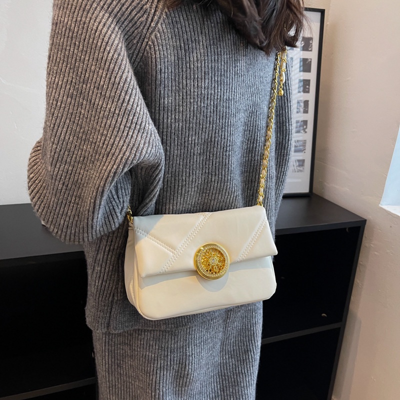 Túi Xách Đeo Vai Kiểu Vuông Nhỏ Phối Dây Xích Thời Trang Cao Cấp Mới