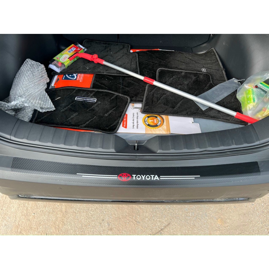 Nẹp Dán Vân Carbon Chống Trầy Xước Bậc Cửa, Bậc Cốp Sau Xe Ô tô - Logo TOYOTA