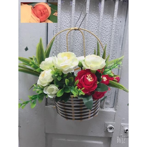 Giỏ mây cắm hoa treo tường