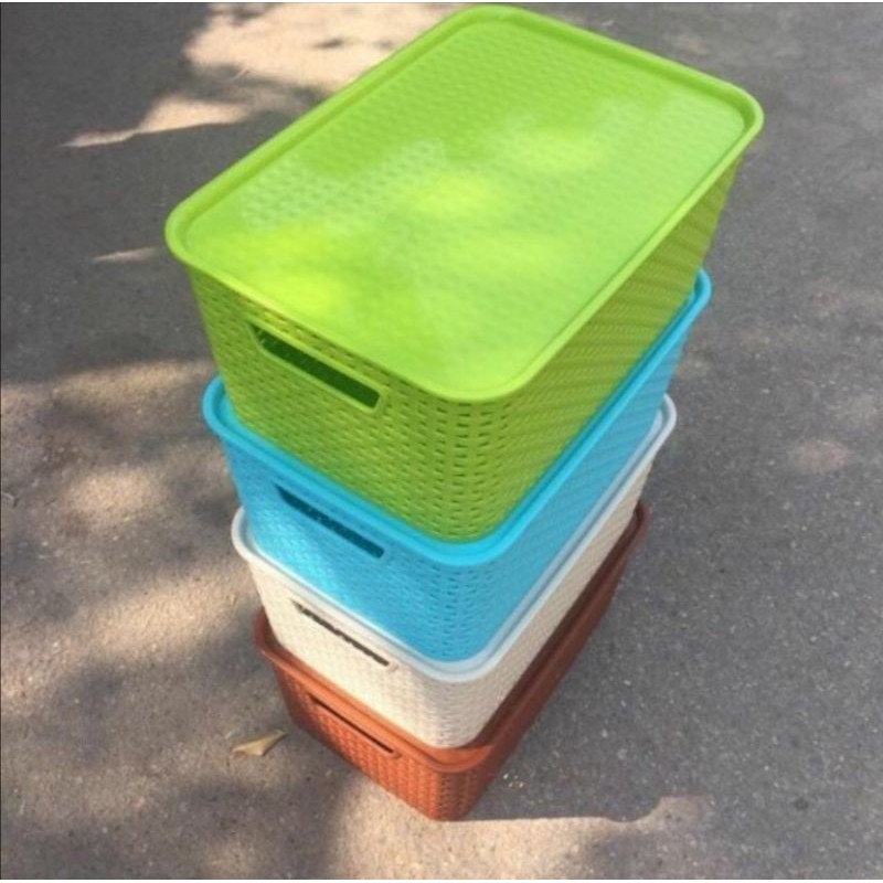 Rổ nhựa có nắp đậy Việt Nhật. Cỡ đại 23 x 30 x 43 cm. Cỡ trung 20 x 27 x 40 cm. Cỡ bé 14 x 19 x 28 cm