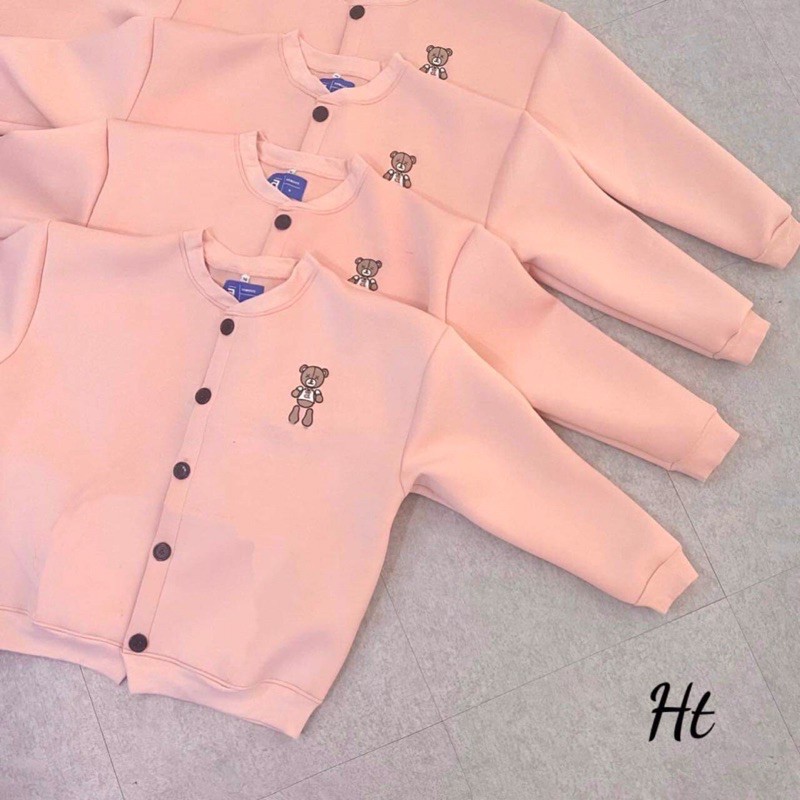 áo khoác bomber cài cúc dáng cadigian lô gô in gấu nâu