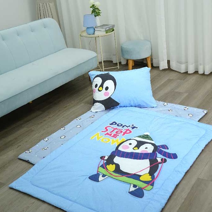 Bộ tấm trải nệm ngủ trẻ em Kbedding By Everon chất vải cotton hình chim cánh cụt Pingu an toàn cho bé
