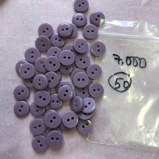 50 Nút 2 Lỗ Nhựa Màu Trắng / Đen / Tím 1cm Hàng Công Ty