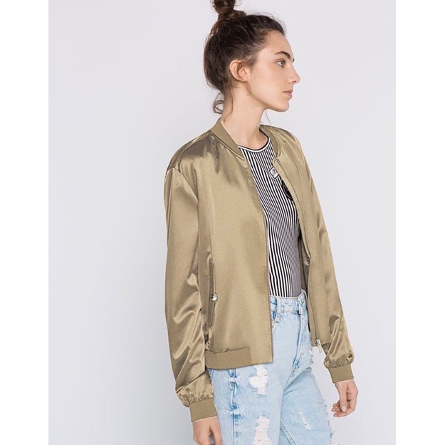Áo bomber lụa túi bấm