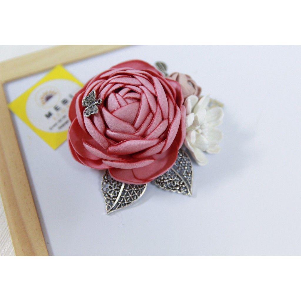(Ảnh thật 100%) Hoa cài áo hoa trà mix 2 hoa nhí lá kim loại siêu xinh size lớn (9cm)
