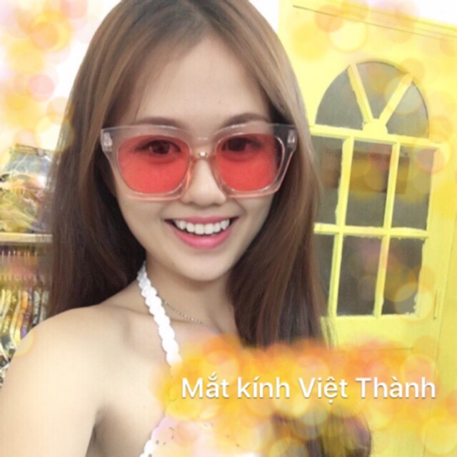 Kính trong suốt màu bản to .