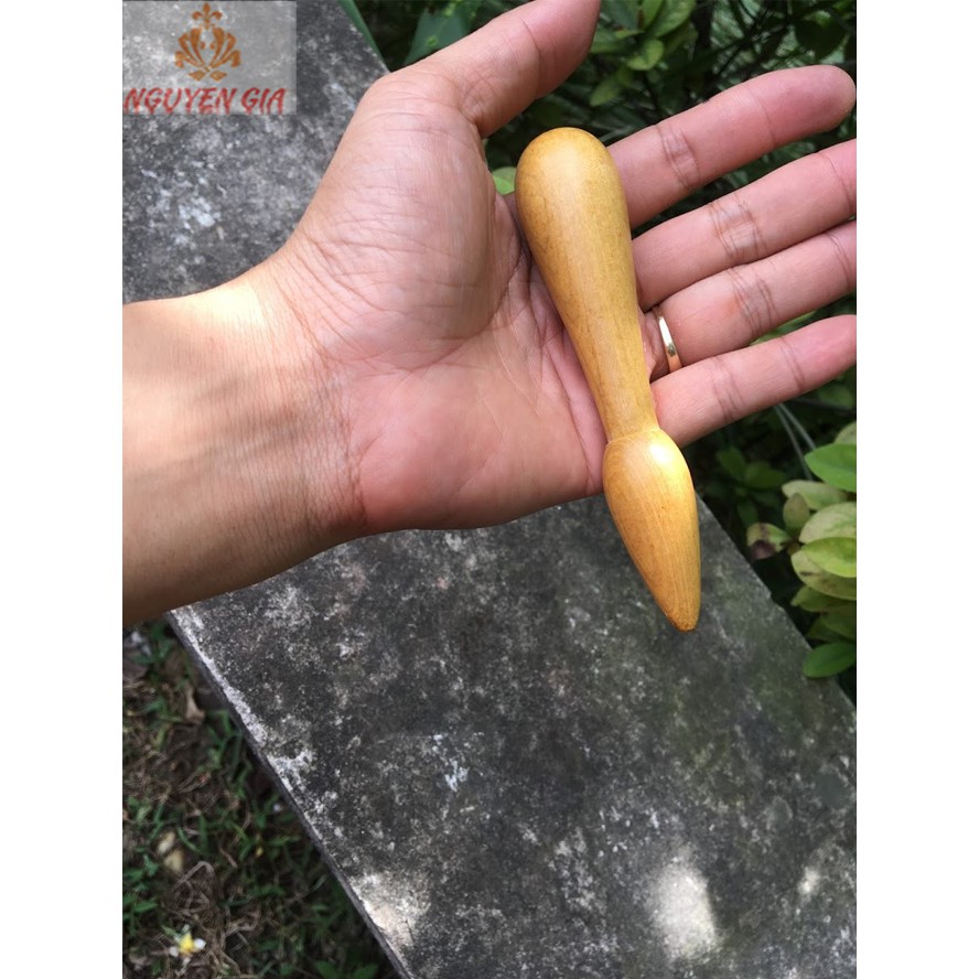 Cây massage day bấm huyệt bằng gỗ Bách thơm mát