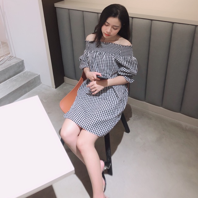 Váy trễ vai tay lửng caro đen trắng