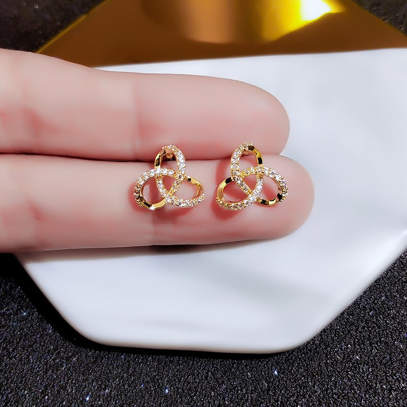 Bông tai thời trang 2020 dành cho nữ