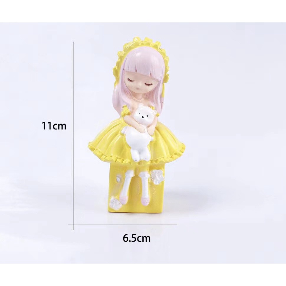 Tượng em bé gái nhắm mắt