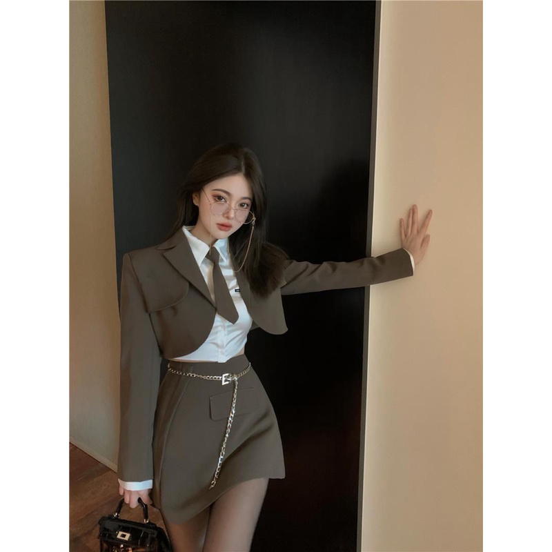 Set áo sơ mi trắng croptop dáng ôm tay dài cà vạt+khoác blazer form ngắn nâu vest váy lưng cao kèm xích cá tính big size