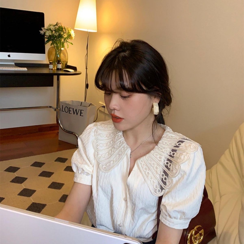 Áo Tay Ngắn Phối Ren Hoa Thiết Kế Hợp Thời Trang