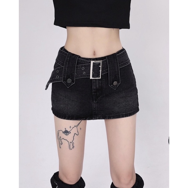 Chân váy mini dáng ngắn có thắt lưng đi kèm phong cách Gothic Punk Y2k
