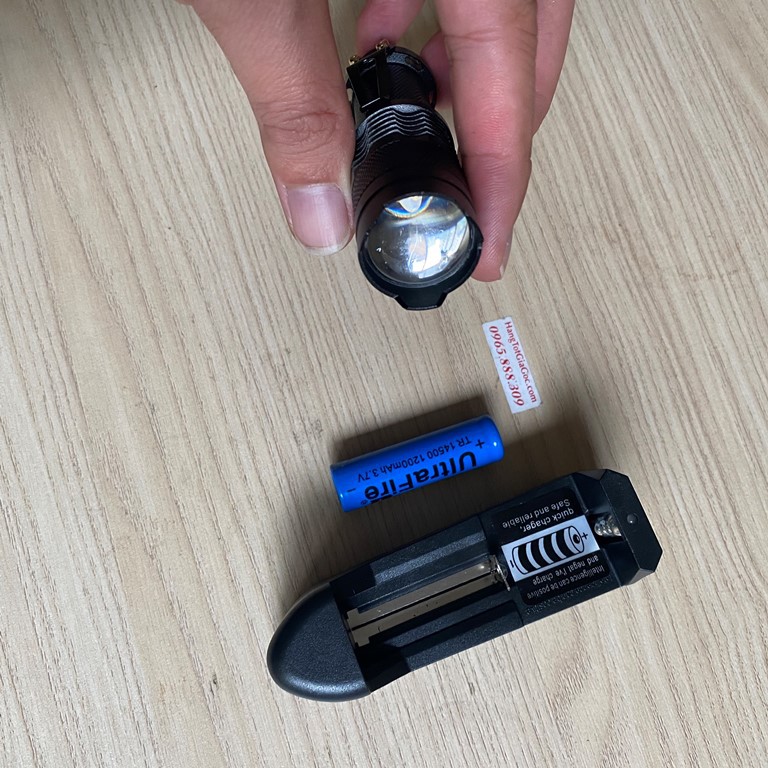 Đèn pin UV Mini bỏ túi Ultrafire SK68, nhỏ gọn hiện đại, zoom xa gần (mã DP120)