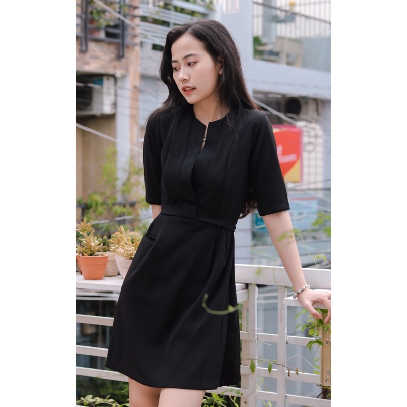 váy xẻ cổ đen