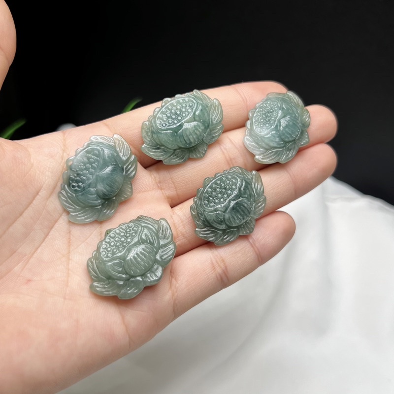 Hoa sen cẩm thach làm mặt dây chuyền