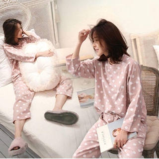 1 bộ đồ ngủ dài tay họa tiết chấm bi dễ thương cho nữ