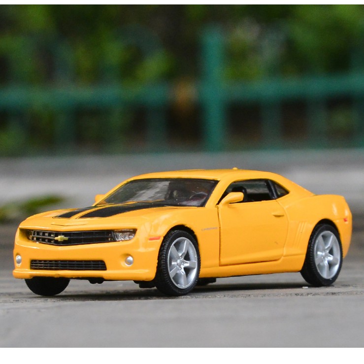 Mô hình xe tô RMZ Chevrolet Camaro tỉ lệ 1:36 xe bằng sắt chạy cót mở được cửa đồ chơi trẻ emmàu VÀNG