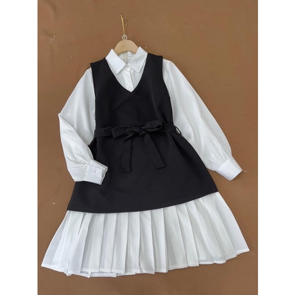 Set Váy Sơ Mi Xếp Ly Phối Gile Yếm Đen Ullzzang