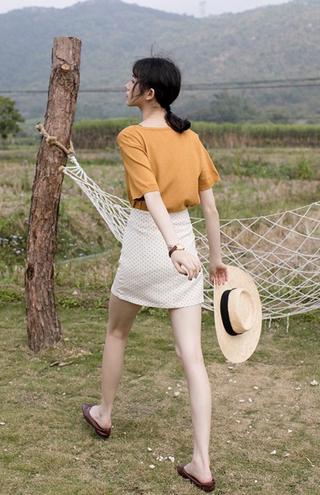 Chân váy chấm bi