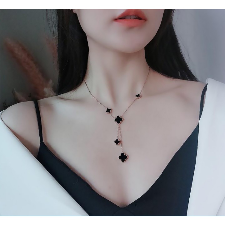 Dây chuyền nữ titan chuỗi hoa L V cách điệu thời trang 2 mặt đen, đỏ siêu đẹp, bền màu