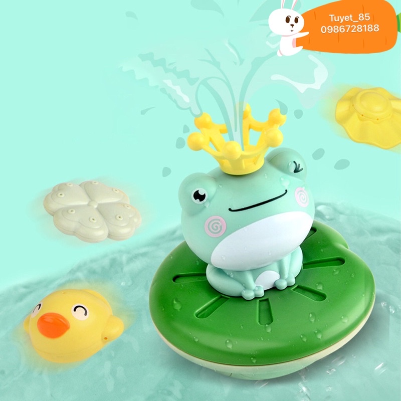 Chú ếch xanh phun nước ngộ nghĩnh