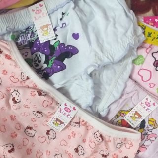 Quần lót chíp đùi bé gái