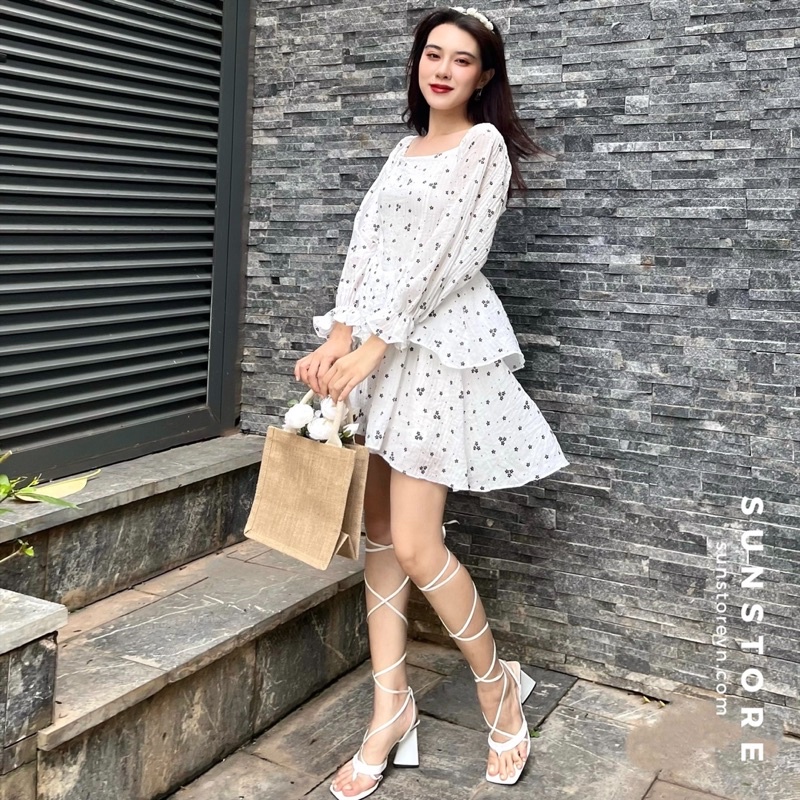 Đầm hoa nhí hở lưng dáng ngắn mini váy xoè xếp tầng tay dài phía sau lưng chun chất vải đũi mặc siêu mát màu trắng