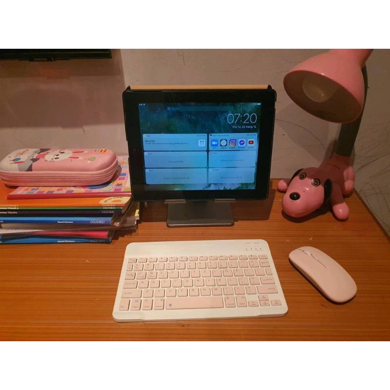 Giá đỡ điện thoại, iPad, Máy tính bảng tablet  cho ipad, iphone, galaxy tab bằng hợp kim nhôm chắc chắn.