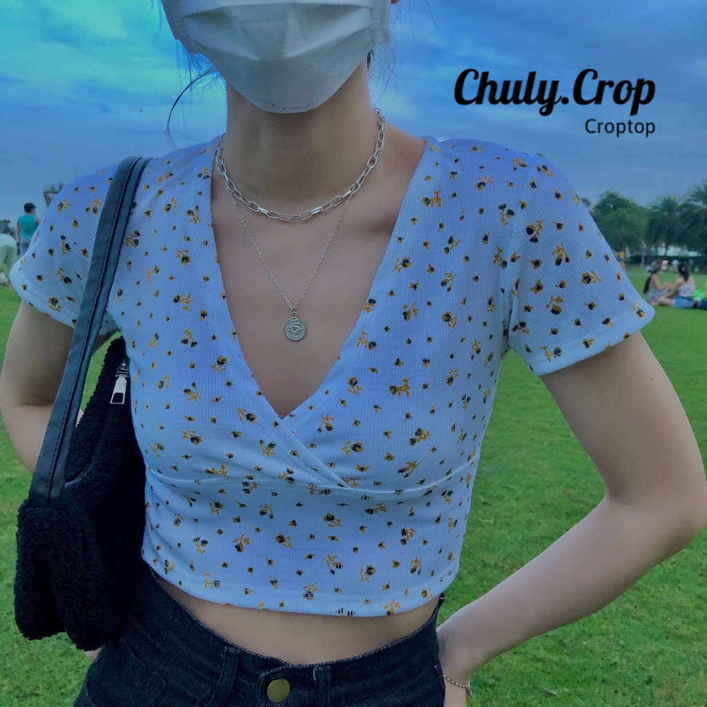 Áo croptop cổ chữ V xẻ ngực sexy, tôn dángkèm họa tiết hoa nhí