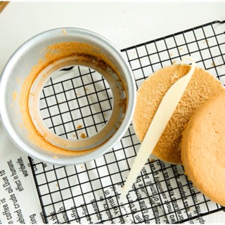 Que Tách Bánh Ra Khỏi Khuôn 22cm