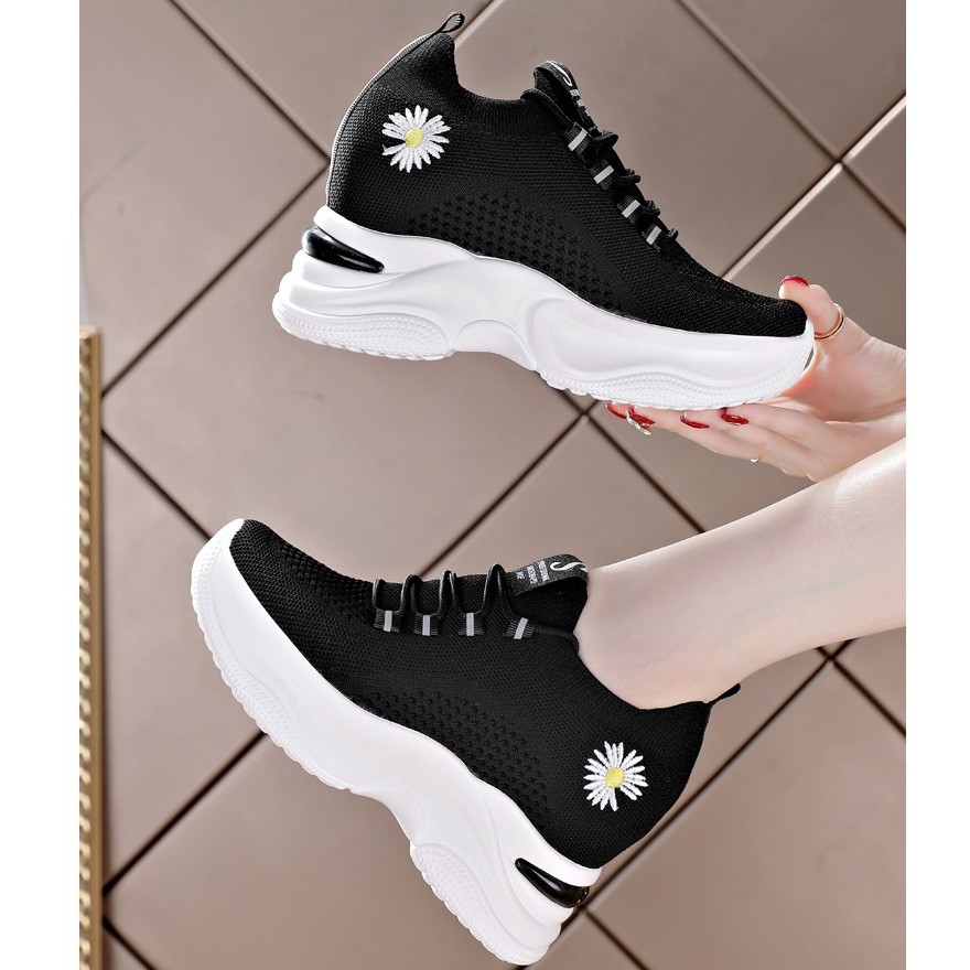 Giày độn đế hoa cúc nữ Hot trend mới nhất 2021 HAPU vải dệt thoáng khí cao 8cm (2 màu)