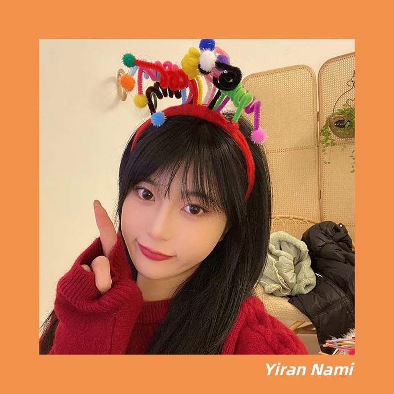 Băng đô cài tóc đỏ đính quả bóng lông lò xo nhiều màu sắc thời trang mùa hè đáng yêu