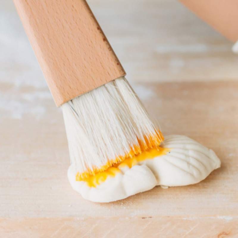 Cọ cán tròn phết dầu thịt nướng tại nhà bếp