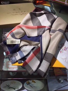 Khăn kẻ Burbery full box 300k có bill