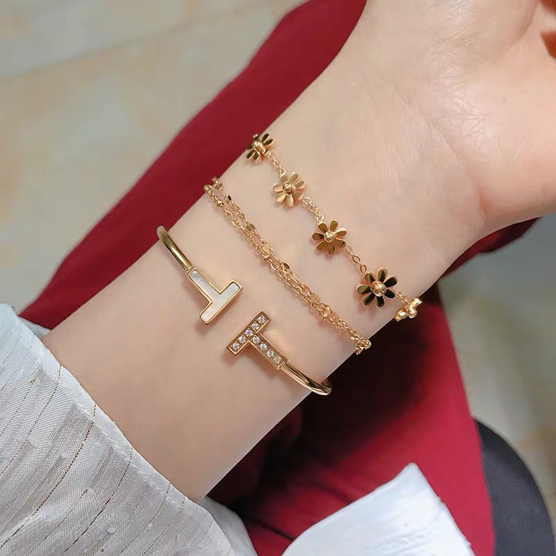 Vòng tay hoa cúc nhỏ bằng thép titan nhập khẩu Đức màu vàng hồng đơn giản dễ phối đồ phong cách mori thời trang