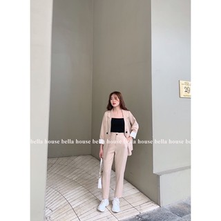 Áo blazer tay phối kẻ.