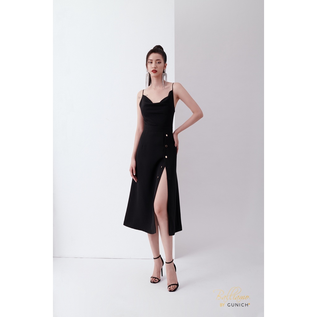 Đầm 2 dây cổ đổ xẻ cao màu đen vải tuyết Ý Gunich