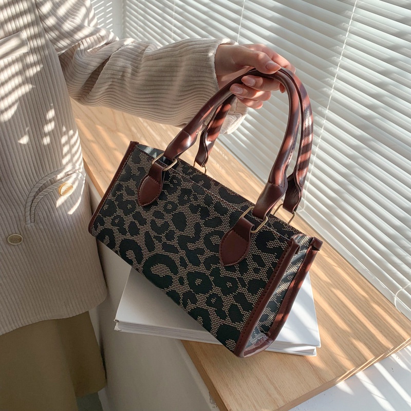 Túi đeo chéo họa tiết da báo sức chứa lớn phong cách vintage