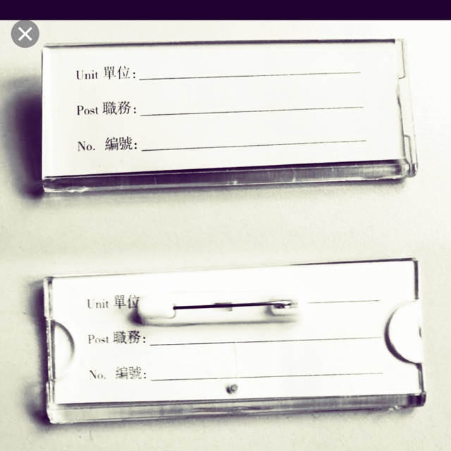 Bảng tên nhân viên mica ghim cài