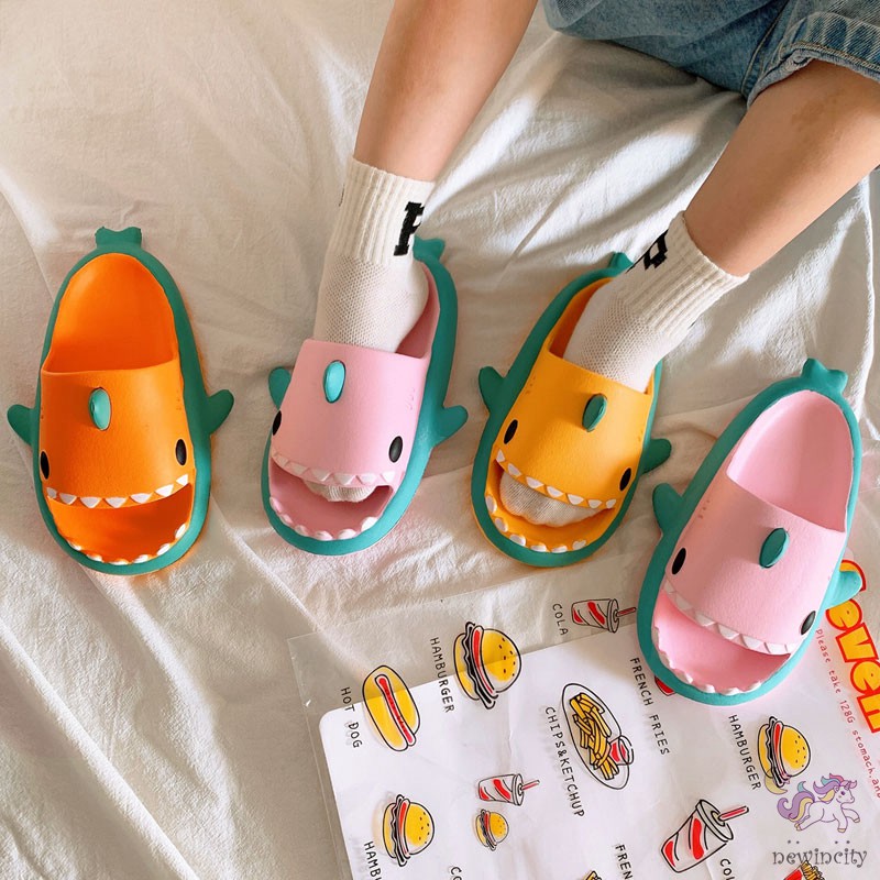 Dép mang trong nhà đế mềm chống trượt/ chống mài mòn hình cá mập dễ thương cho trẻ